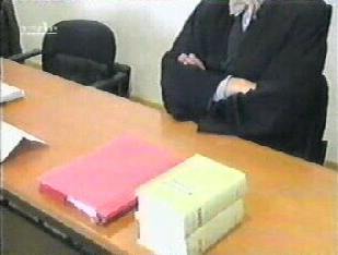 durch die Hintertüre entfernten sich der ex AiP und der Chefarzt vor der Fotogenehmigung durch  den Richter für 10 Minuten/ Quelle MDR am 18.11.2002 aufgenommen